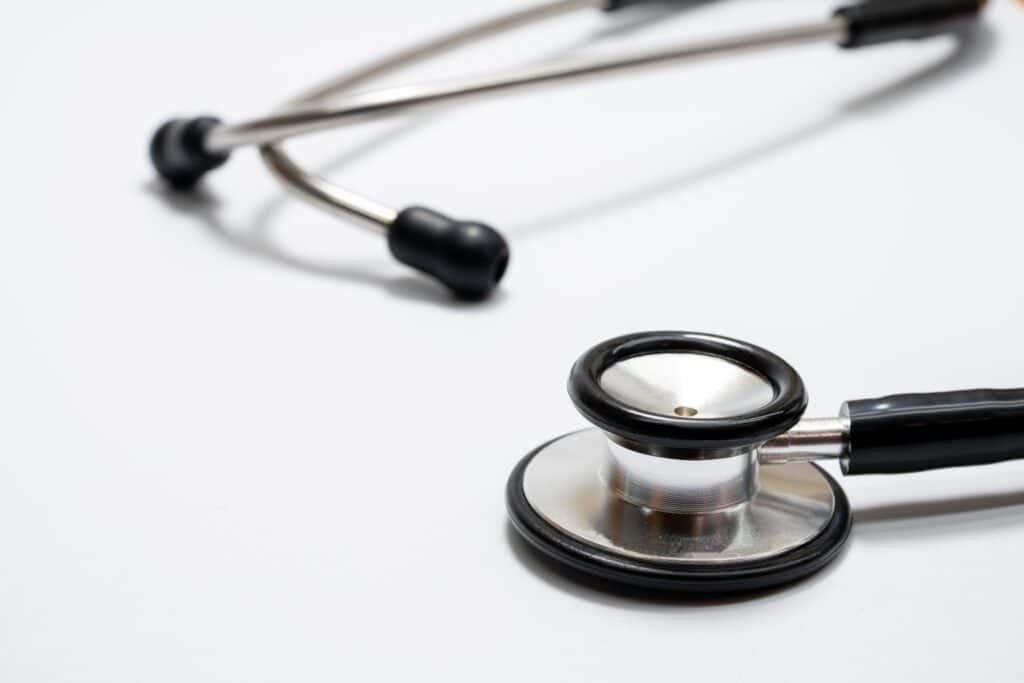 청진기가 흰 배경 위에 놓여 있는 이미지