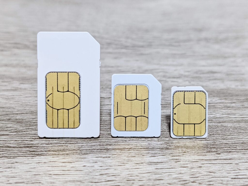 세 가지 크기의 SIM 카드가 나란히 놓여 있는 이미지