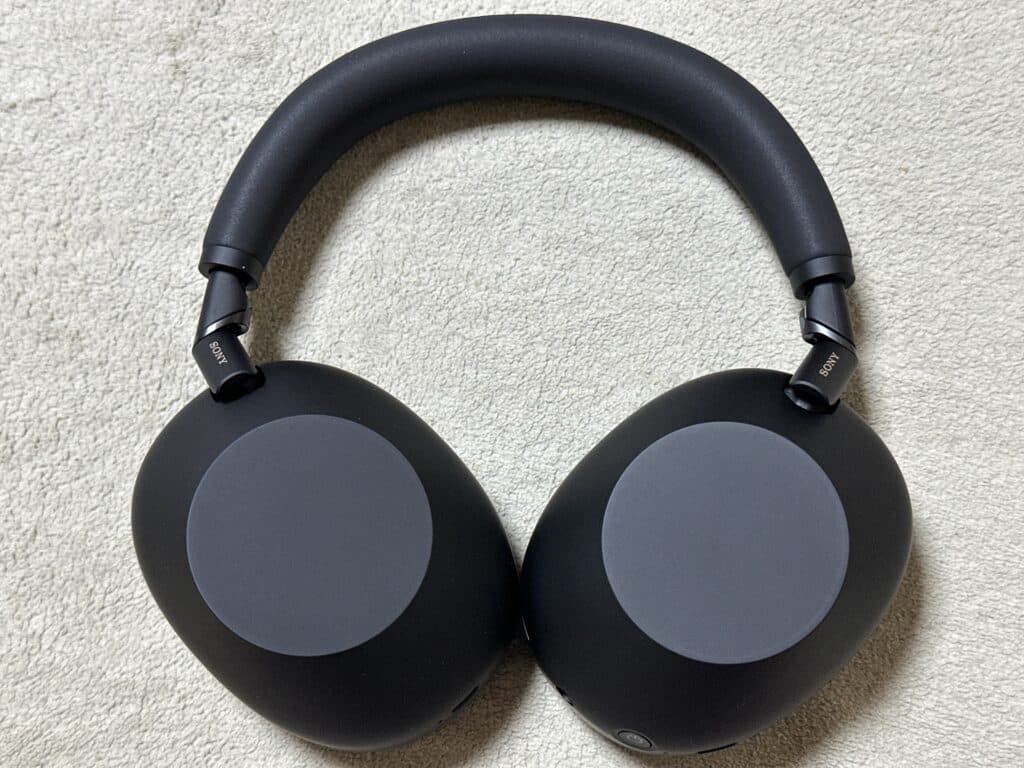 꺼낸 상태의 WH-1000XM6