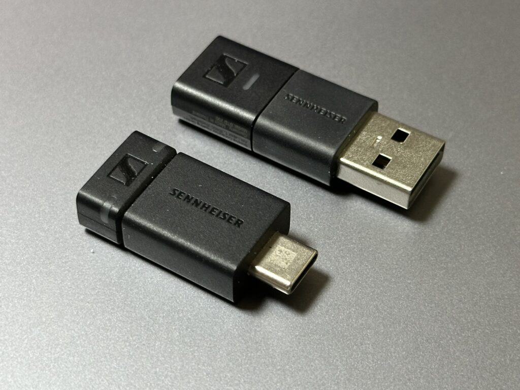 BTD 600과 USB-C 변환 동글(앞)과, BTD 700과 USB-C 변환 동글(뒤). BTD 700이 약간 크다. 