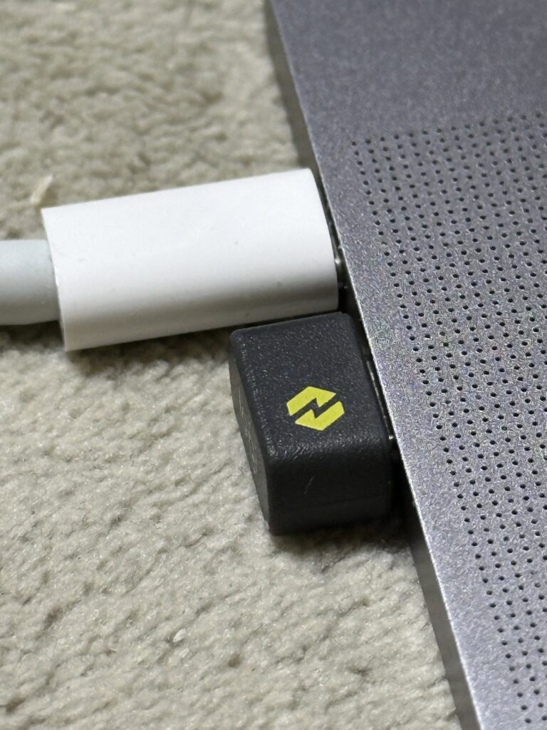 맥북프로에 로지 볼트 USB-C 수신기를 삽입한 모습, 간섭을 일으키지 않습니다. 