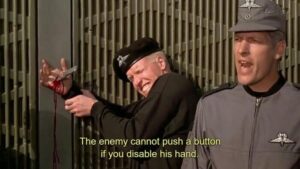 군인이 칼에 손을 다친 장면