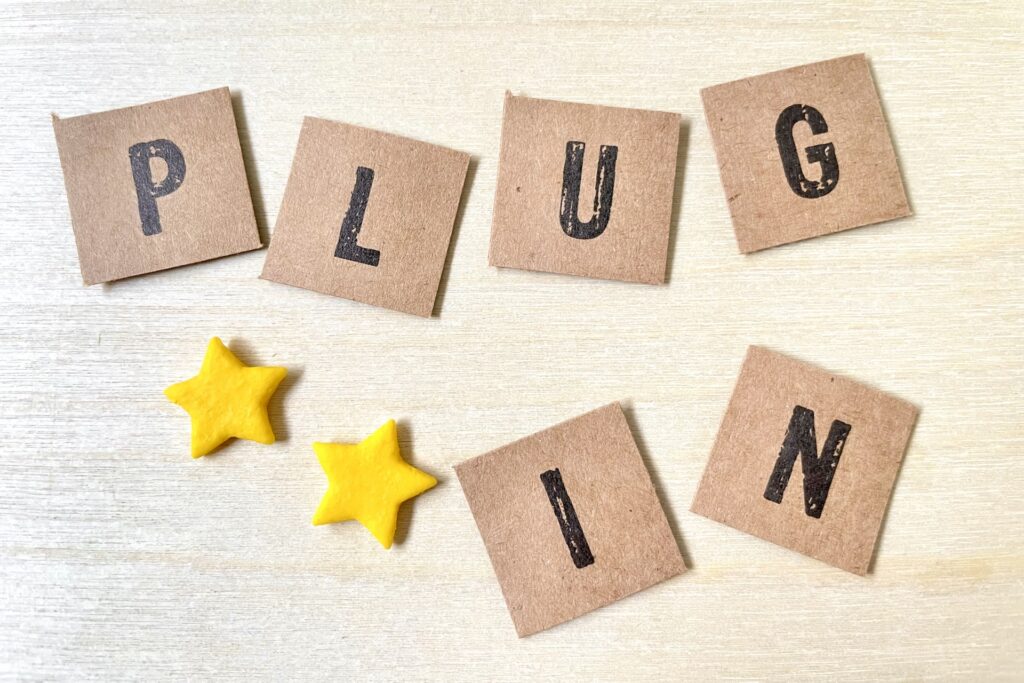 PLUG IN이라고 적힌 나무 블록