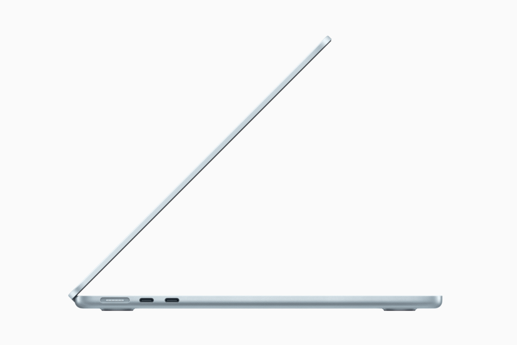 매우 얇은, M4 MacBook Air 측면. 포트 부분이다. 전원과 USB-C(Thunderbolt 4)만 보인다. 