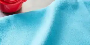 빨간 냄비 옆 파란 천