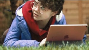 태블릿을 사용하는 아이