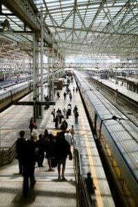 사람들이 기차역 플랫폼에서 이동하는 모습