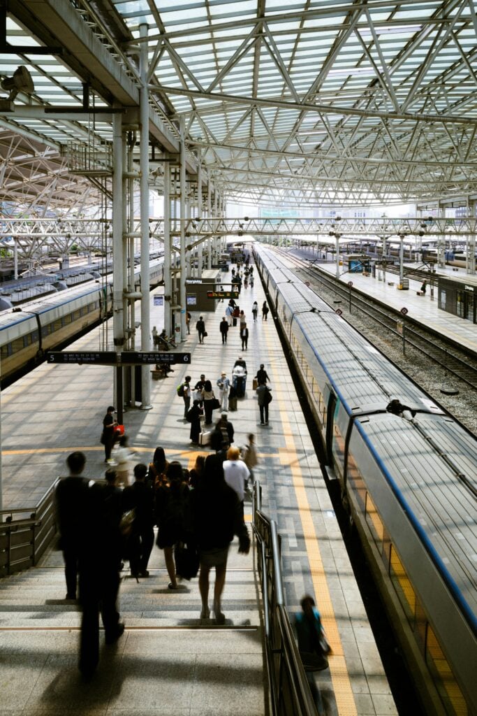 사람들이 기차역 플랫폼에서 이동하는 모습