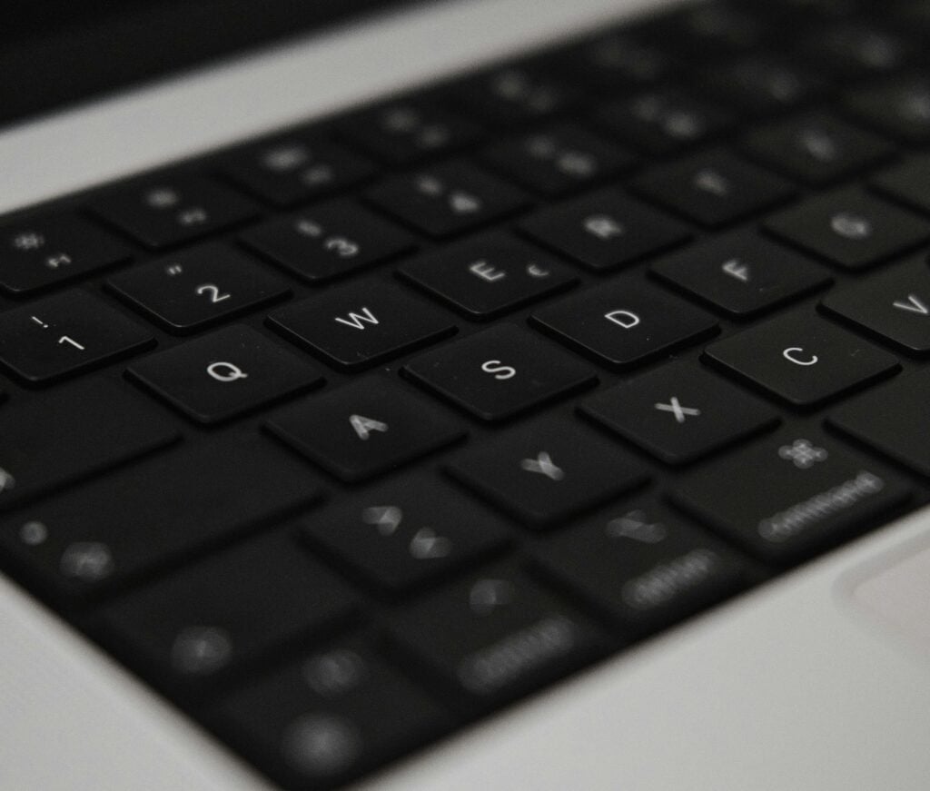 검은색 노트북 키보드 클로즈업