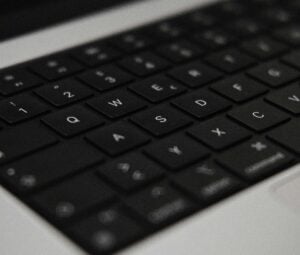 검은색 노트북 키보드 클로즈업