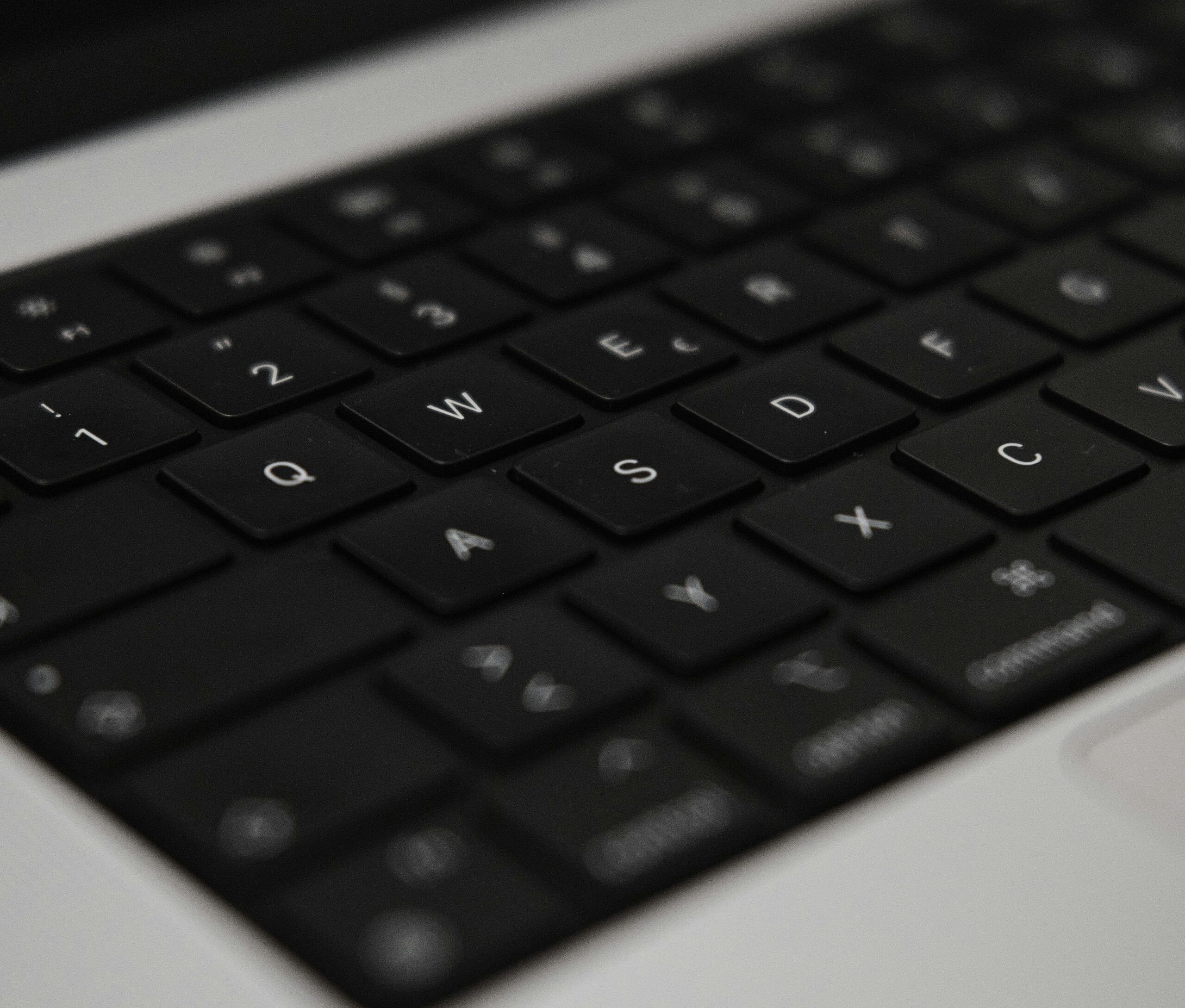 검은색 노트북 키보드 클로즈업