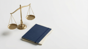 황동 저울과 파란색 법률 서적