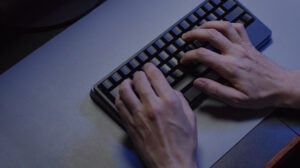 키보드를 사용하는 사람의 손
