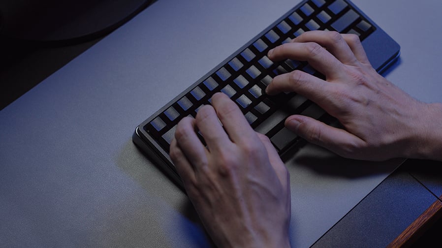 키보드를 사용하는 사람의 손