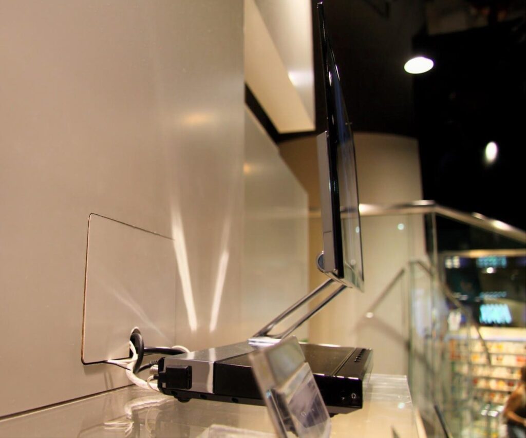 소니 XEL-1을 측면에서 촬영한 모습. 패널 두께가 약 3mm에 불과한 극단적인 얇기가 드러나며, 하단에 별도의 컨트롤러 박스가 케이블로 연결되어 있다.