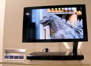 고질라 영화를 재생하는 평면 TV 디스플레이