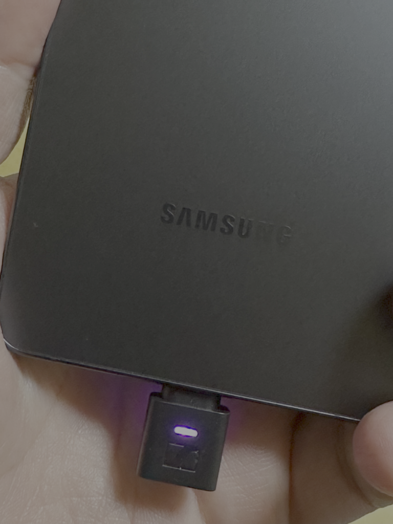 삼성 휴대폰에 젠하이저 BTD 700 동글을 끼운 모습