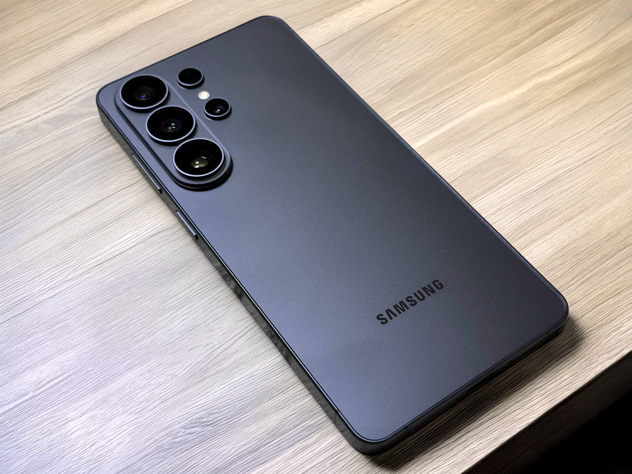 우드 테이블 위 삼성 스마트폰 후면