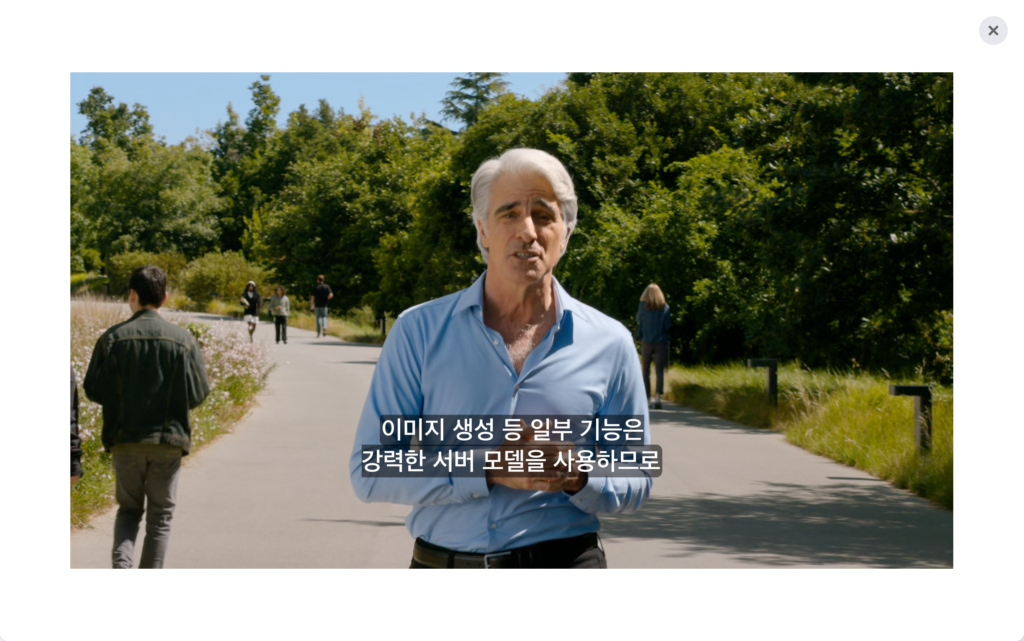 공원 산책로에서 말하는 중년 남성