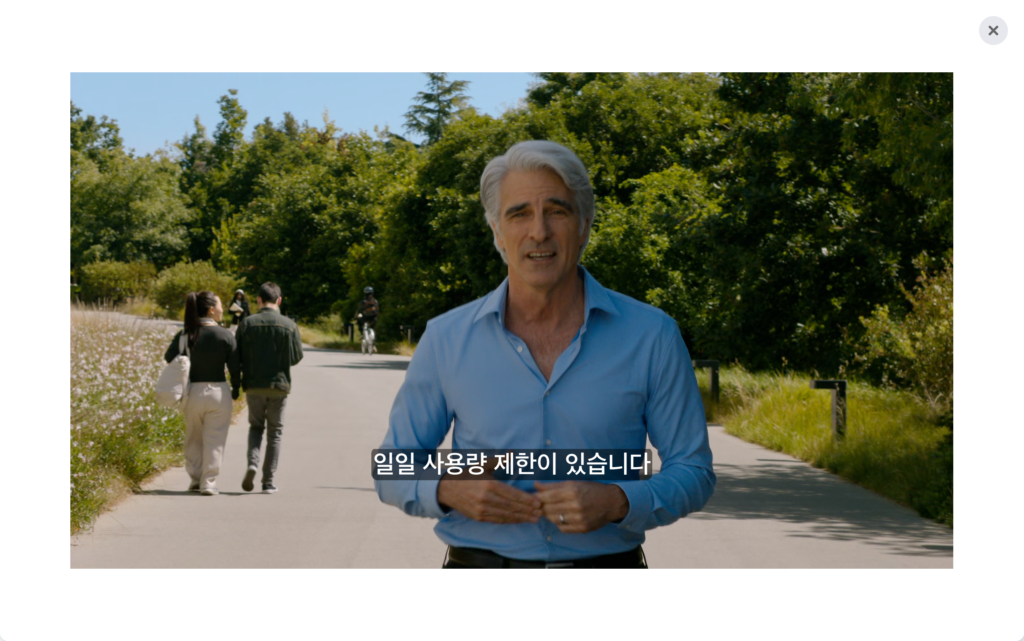 공원 산책로에서 말하는 중년 남성