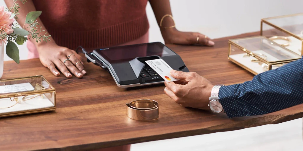 Contactless 단말기에 MasterCard를 접촉하는 모습